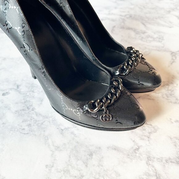 Gucci GG Imprime Black Leather Chain Charm Pumps - Picture 7 of 15